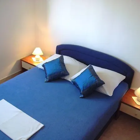 Apartments Iva * Seget Vranjica